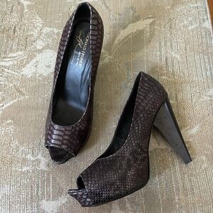 Women’s Donald J Pliner Sz 10M toes snake skin heel elegant pumps shoes